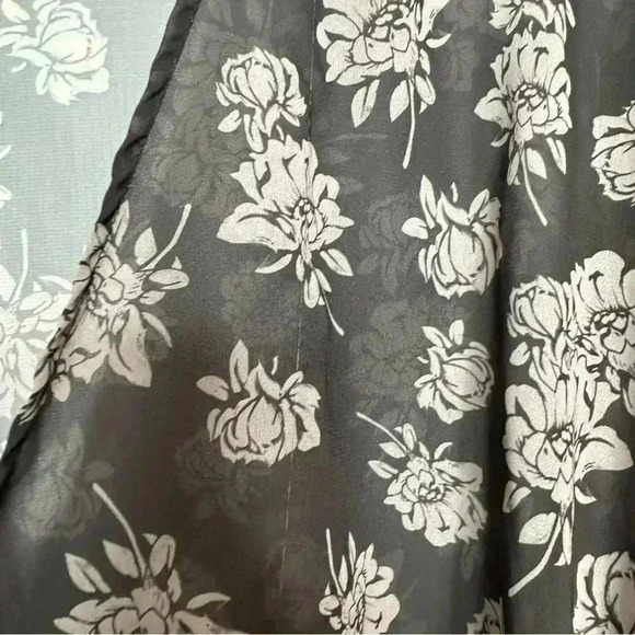 Sheer Kimono Floral Black & White Size  Medium / Large - Picture 3 of 16